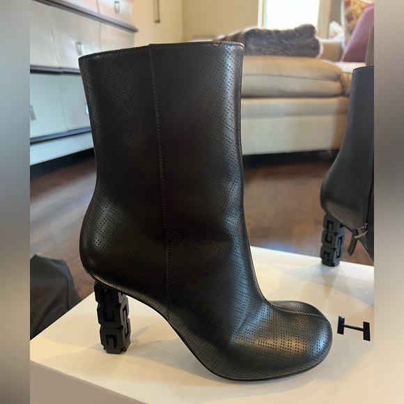 GIVENCHY G cube ankle booties. 100% Italian leather. Inside zipper. Never worn. - Picture 2 of 8